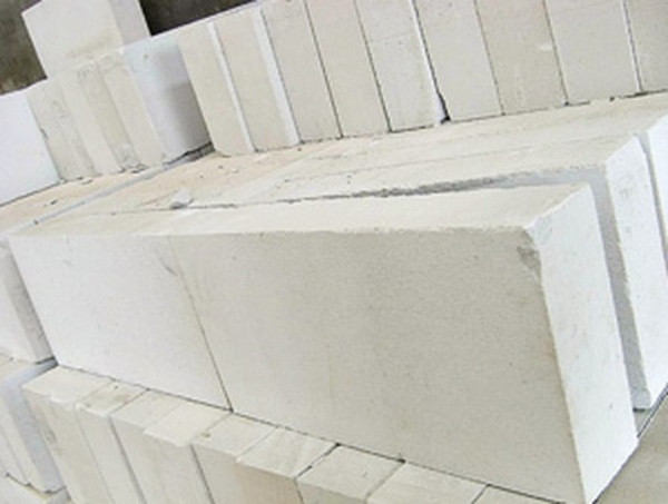 Sử dụng các loại vật liệu cách nhiệt tốt như gạch bê tông khí chưng áp để chống nóng.