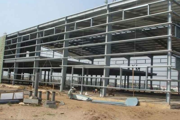 Sử dụng nhà khung thép giúp tiết kiệm thời gian thi công so với cột dầm bê tông