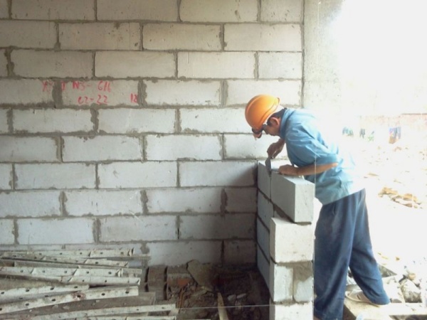 Xây nhà bằng tấm bê tông khí chưng áp giúp tiết kiệm chi phí.