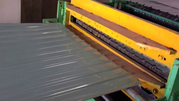 Dập chấn tôn thường được thực hiện bởi những máy chấn công nghiệp có công suất sản xuất cao.