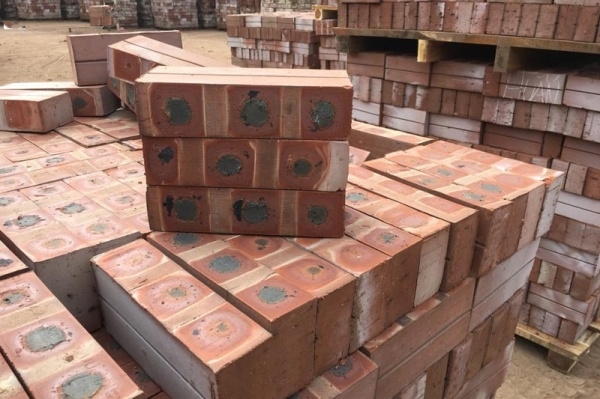 Để tính được số lượng gạch cho 1m2 tường, bạn cần nắm được kích thước gạch, kiểu đặt gạch và độ dày mạch vữa