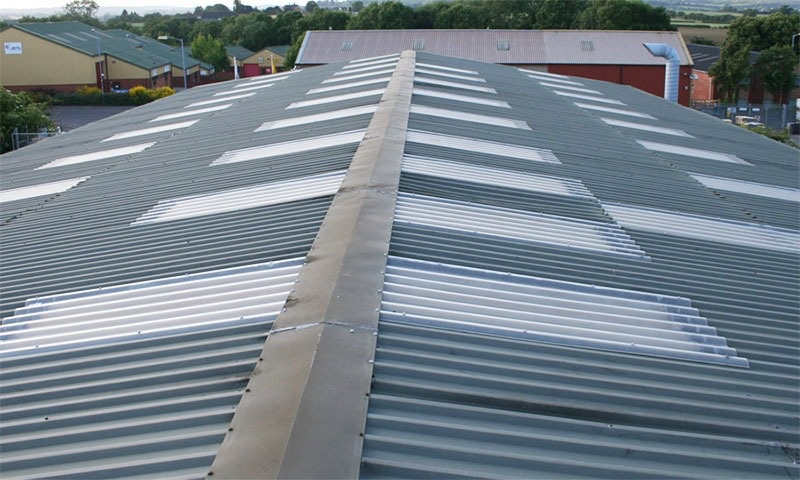 Rỉ, hấp thụ nhiệt là nhược điểm lớn nhất của các mái tôn thông thường